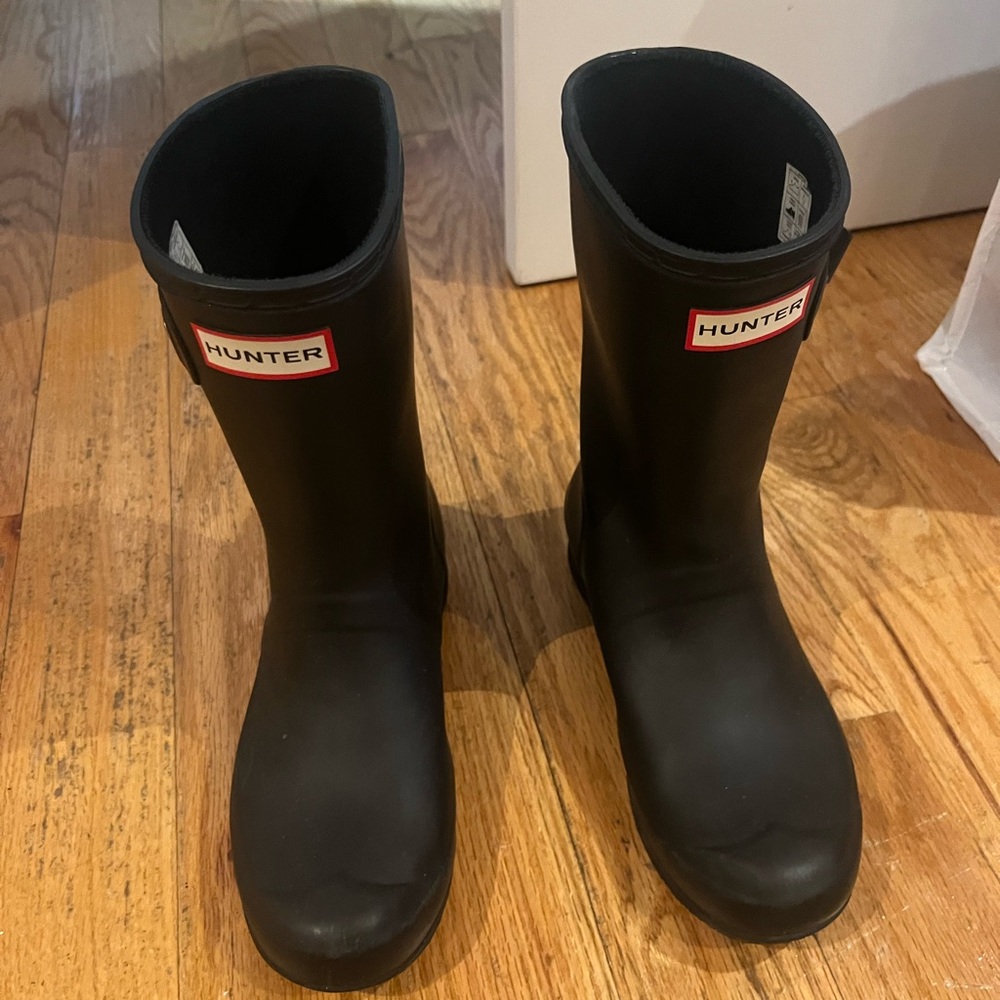 Black medium height hunter boots